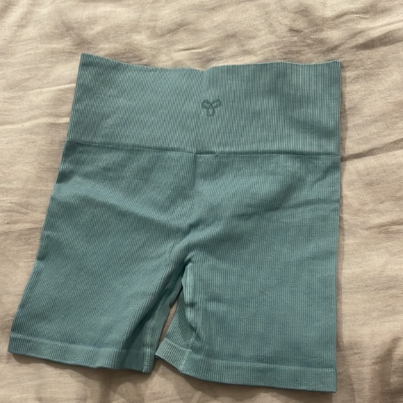 Aritzia TNA Light teal size medium workout set - crop top and spandex shorts - Picture 3 of 6